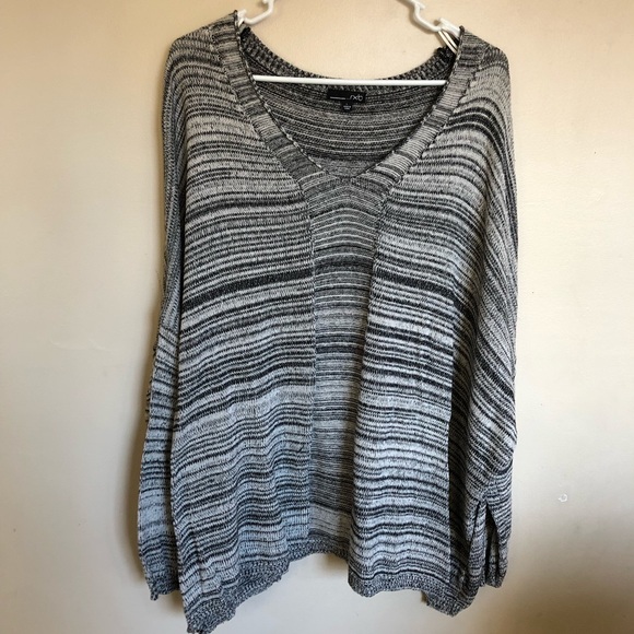 5/$25 🚨LAST CHANCE🚨 Women’s grey sweater - Picture 1 of 6